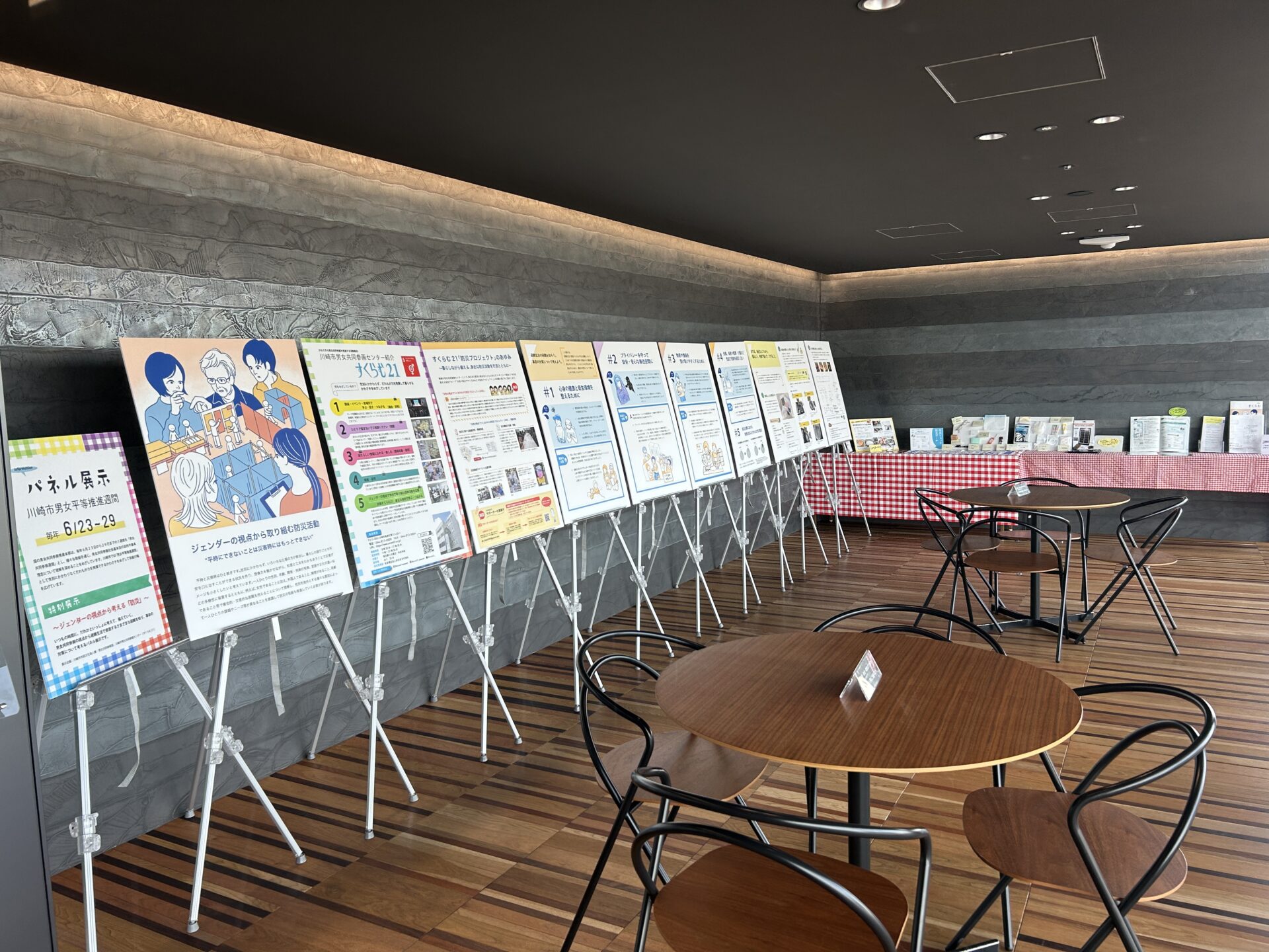 川崎市役所本庁舎での展示